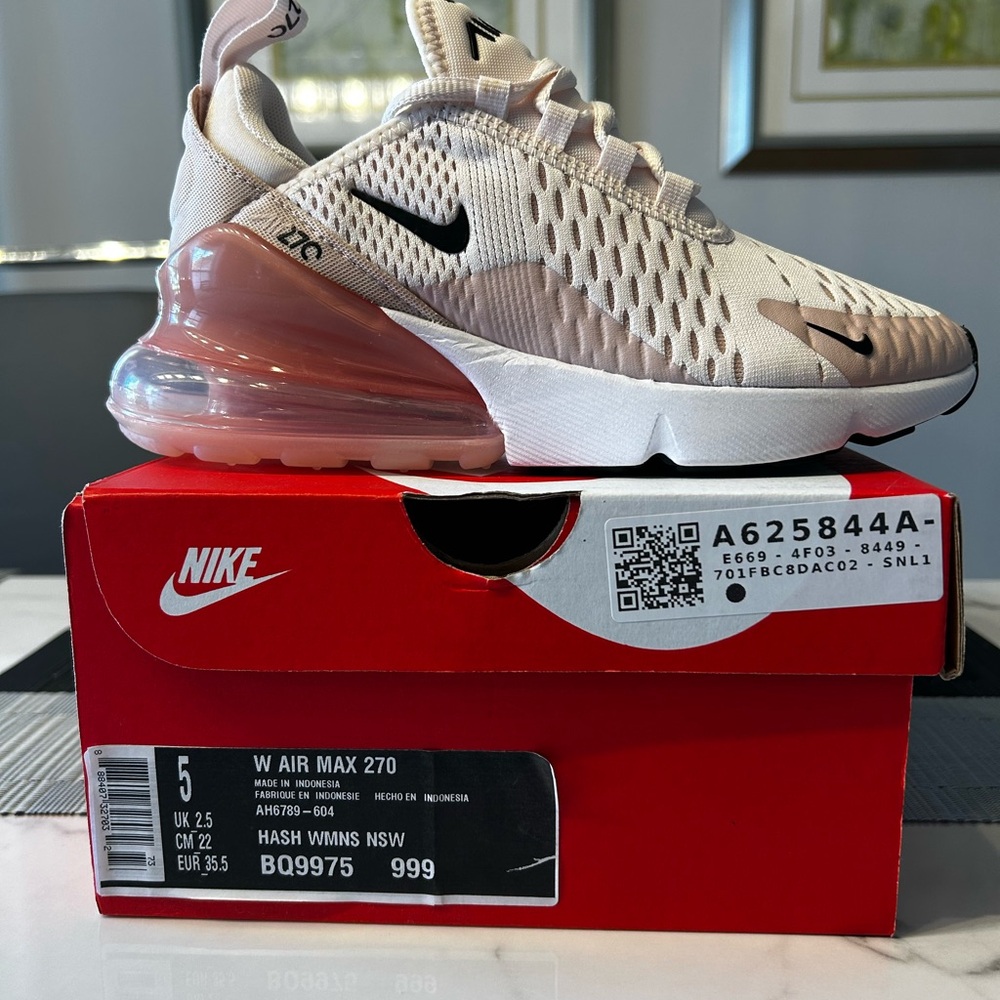 Nike Air Max 270 in Cream and Black
